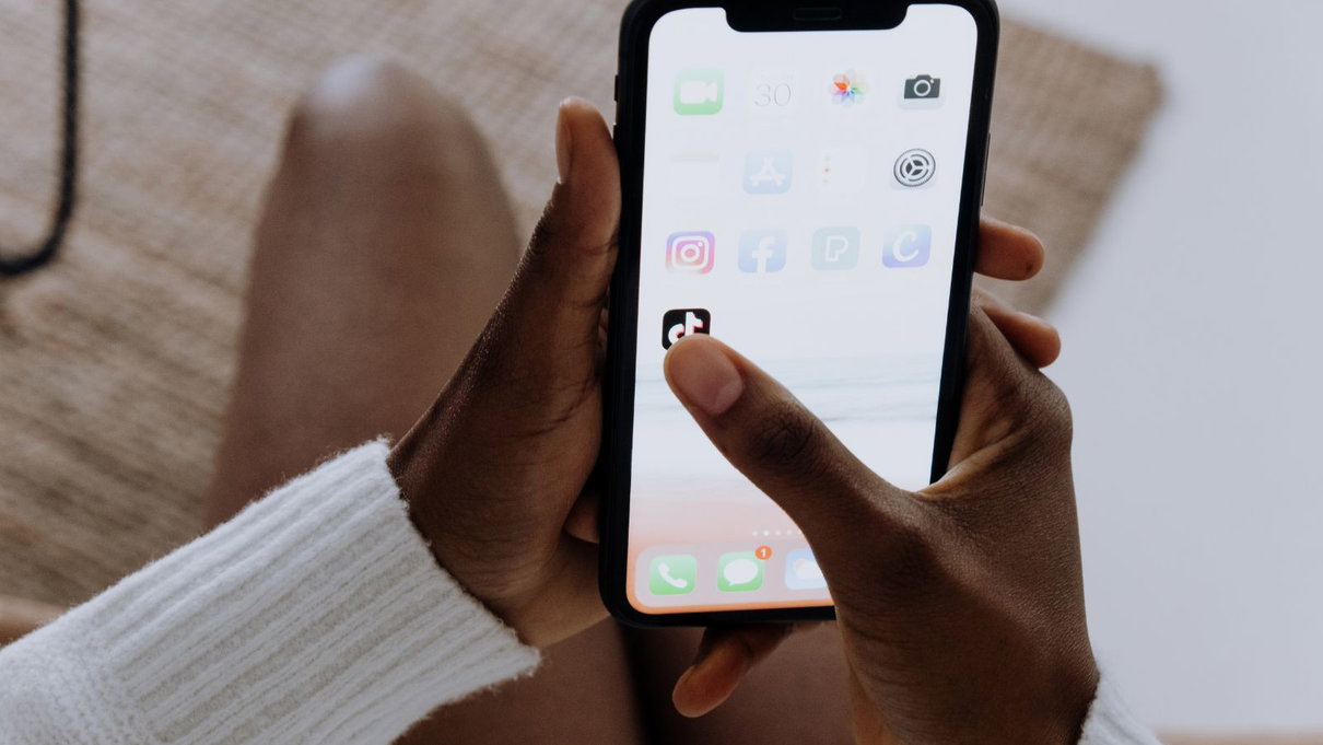 Su TikTok sarà possibile ricercare sfondi tramite parole chiave article-post