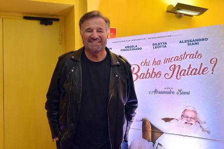 Christian De Sica rivendica il diritto alla normalità, contro la «cafonaggine» delle storie su Instagram article-post