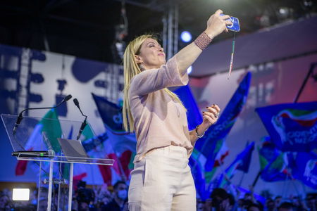 Il triplete di Giorgia Meloni in tre giorni: post contro Formigli, Domani e HuffPost article-post