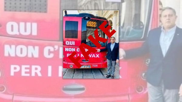 No, Giovanni Toti non ha posato davanti a un autobus con su scritto «Qui non c’è posto per i novax» 
