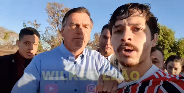 Bolsonaro che prova a togliere il telefono allo youtuber è come chi svuota il mare con un cucchiaino