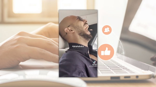 Tutti i social e le piattaforme lo bannano per i contenuti misogini che pubblica