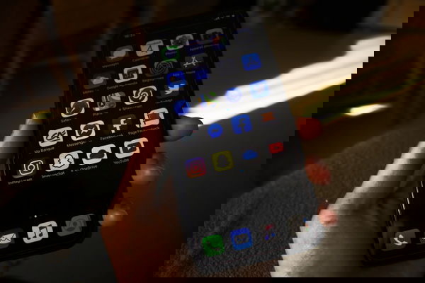 Crea un profilo social intestato a un amico dell’ex per ricucire il rapporto: patteggia 5 mesi e 10 giorni