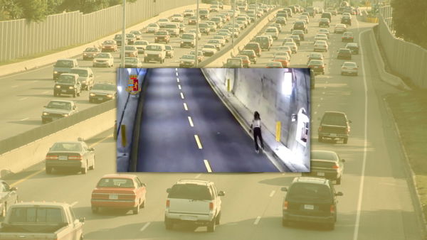 La ragazza che pattina sulla A10 perché stava «seguendo Google Maps»