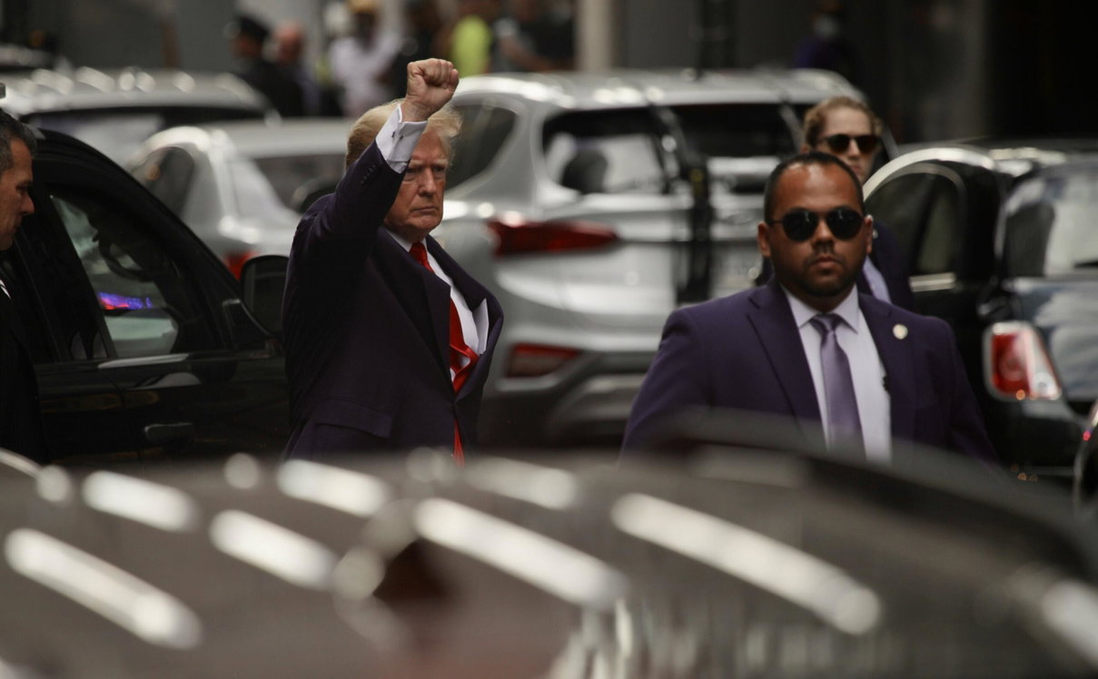 No, Biden non ha chiamato l’FBI prima della perquisizione di Trump rendendola illegale article-post