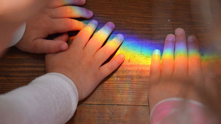 I rischi e gli effetti a lungo termine dello “sharenting”, l’esposizione dei bambini sui social article-post