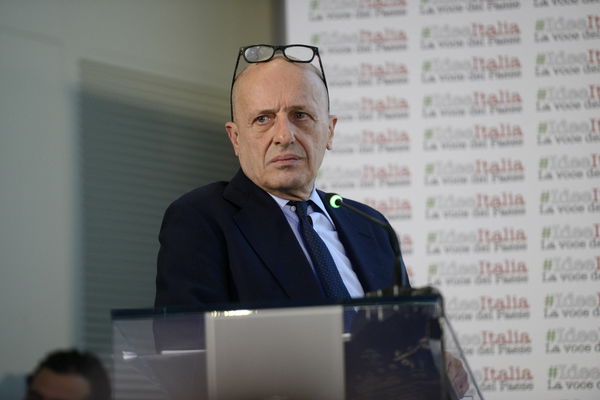 Scontro in diretta tv Telese-Sallusti. Il direttore di Libero: “Impossibile parlare coi comunisti”