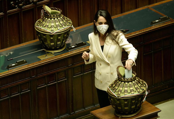 Licia Ronzulli non resiste al selfie, anche se è ospite in tv e anche se si sta parlando di difficoltà degli esercenti