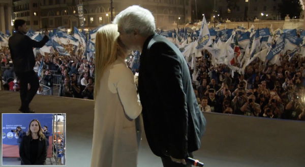 Le due bufale dette da Pino Insegno annunciando Giorgia Meloni in piazza del Popolo