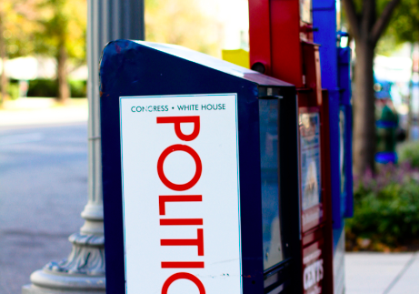 Politico suggerisce di seguire gli account Twitter @ultimora_pol e @CrazyItalianPol per monitorare le elezioni in Italia