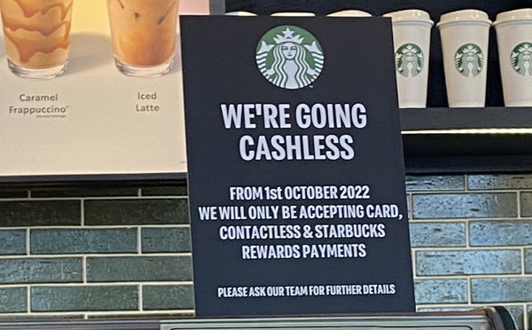 La vera storia del cartello di Starbucks che «non accetterà più pagamenti in contanti»