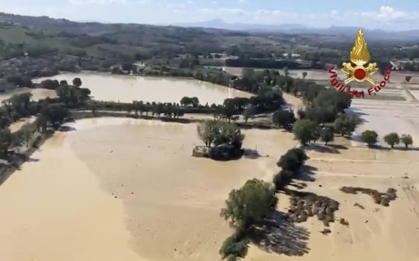 La bufala dell’aereo con le onde elettromagnetiche prima dell’alluvione nelle Marche