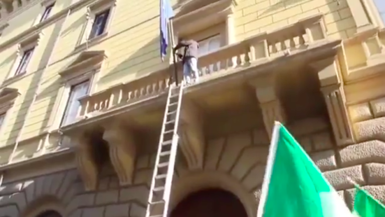 Nessuno, dopo le elezioni 2022, ha sostituito la bandiera UE con il tricolore a Roma