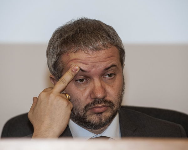 La premura di Claudio Borghi che pubblica sui social la sua tessera sanitaria (ma censura il codice fiscale)