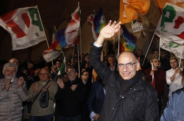 Al Pd restano i meme: la card che circolava nelle chat WhatsApp dopo le proiezioni