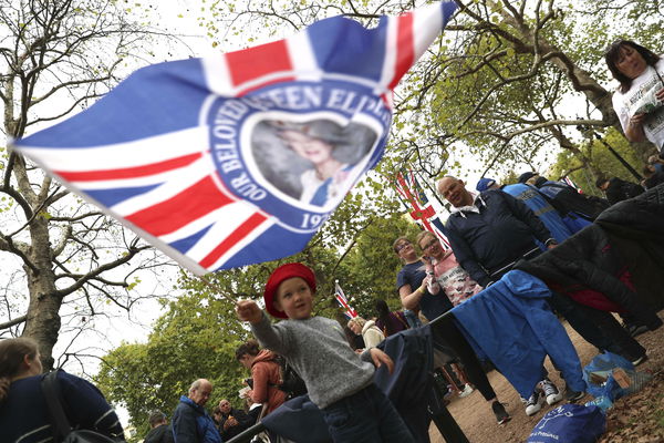 Metà dei britannici ha definito la copertura televisiva della morte della regina Elisabetta «eccessiva»