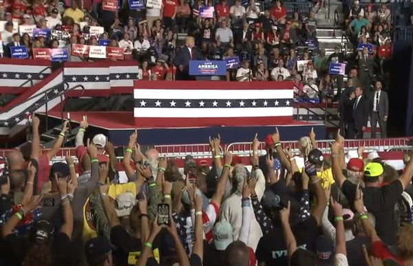 Dal complottismo virtuale alle braccia tese ai comizi di Trump