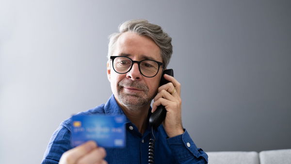 Entrano nei sistemi di una compagnia di luce e gas, prendono i dati dei nuovi clienti e provano a truffarli