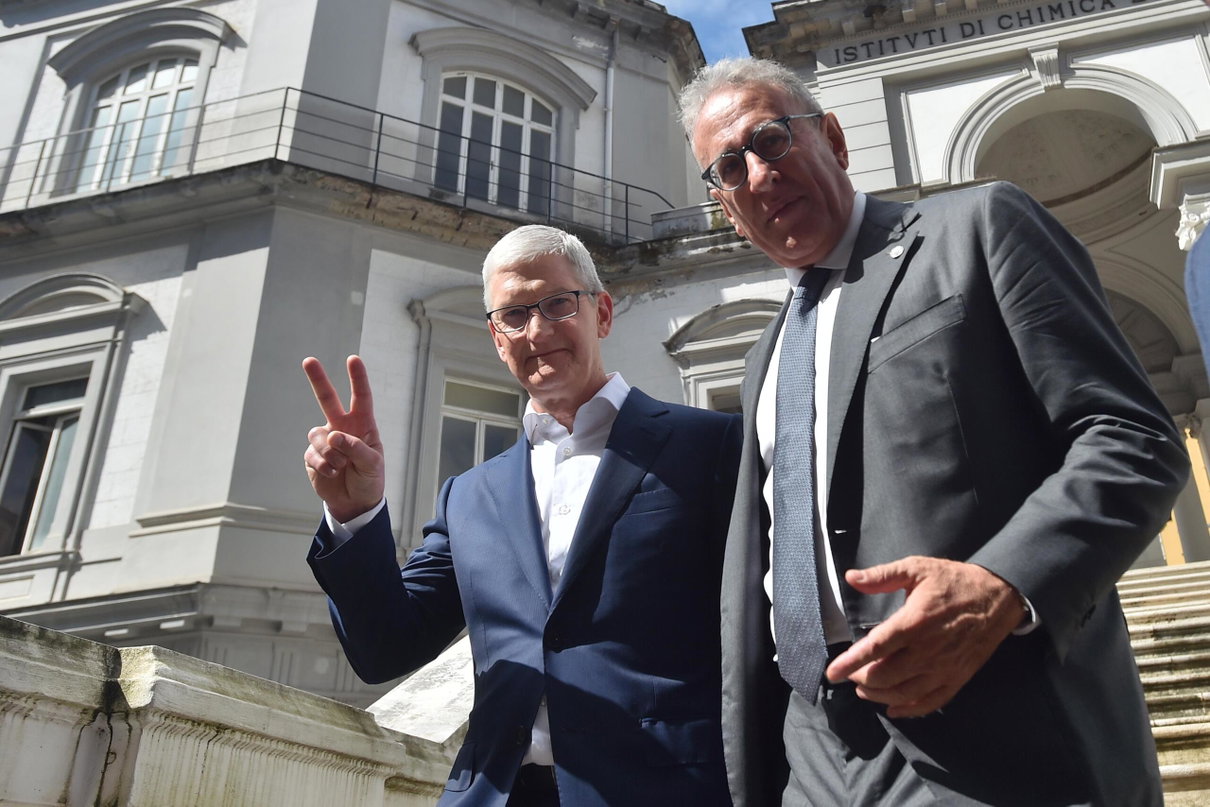 Il blocco sui social e la sua importanza per gli app store di Apple e Google article-post