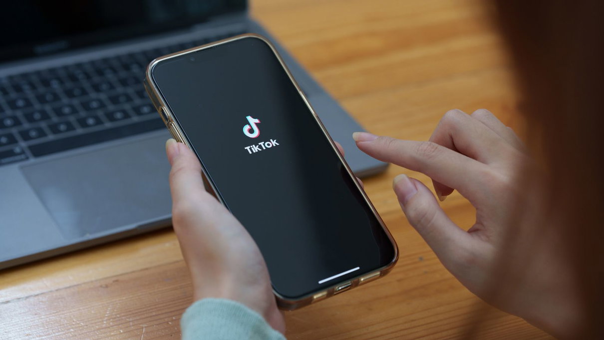 Secondo quanto emerso da un sondaggio, la Gen Z tende a fidarsi più di TikTok che dei medici article-post