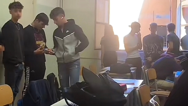 Ma davvero in Italia circolano ancora temi di italiano su «Amicizia e social network» basati su testi del 2009?