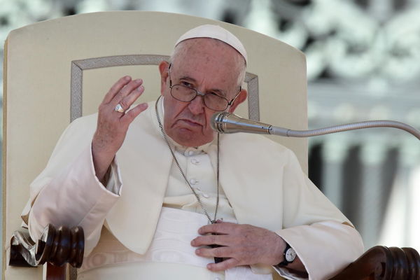 Il Papa chiede di fare attenzione al «vizio della pornografia digitale, che c’è anche tra i preti»
