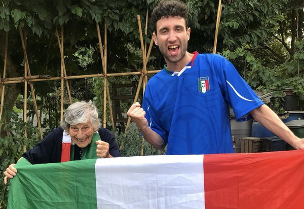 La bufala di “Nonna Giovanna”, star di TikTok, morta dopo esser caduta del camino