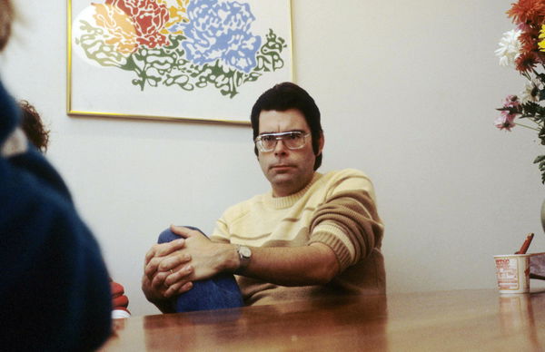 Elon Musk e l’asta al ribasso con Stephen King sul prezzo per mantenere la spunta blu su Twitter