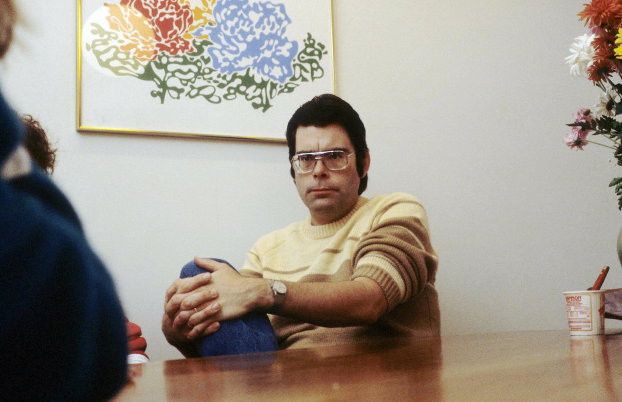 Elon Musk e l’asta al ribasso con Stephen King sul prezzo per mantenere la spunta blu su Twitter article-post