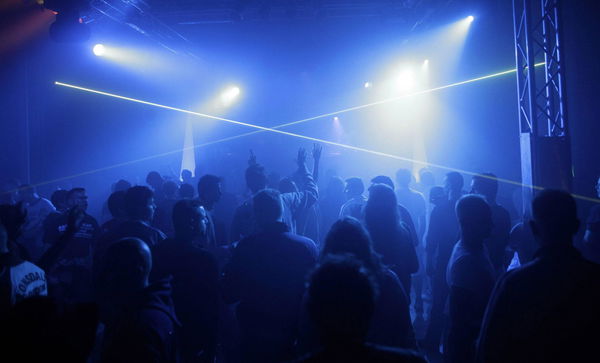 Non è vero che l’Italia si è «allineata» agli altri paesi europei col decreto anti rave