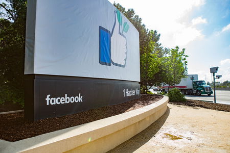 Esuberi Facebook in Italia: «Azienda licenzia per errori nel modello di business. Non siano dipendenti e Stato a pagare» article-post