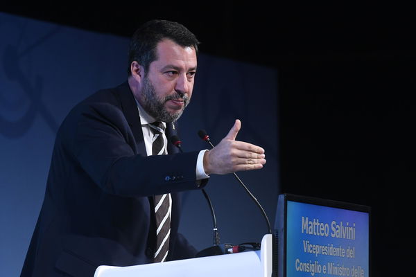 Salvini: «Chi paga il caffé con la carta è un rompipalle»
