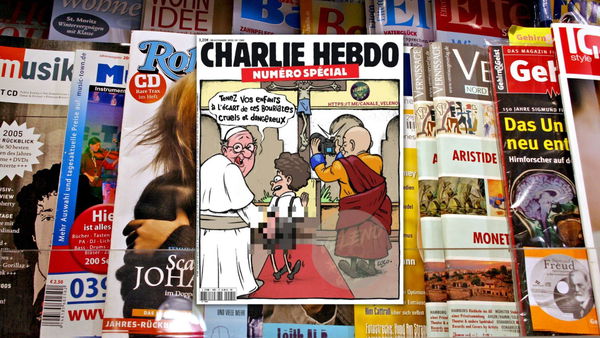 La (falsa) copertina di Charlie Hebdo con Papa Francesco