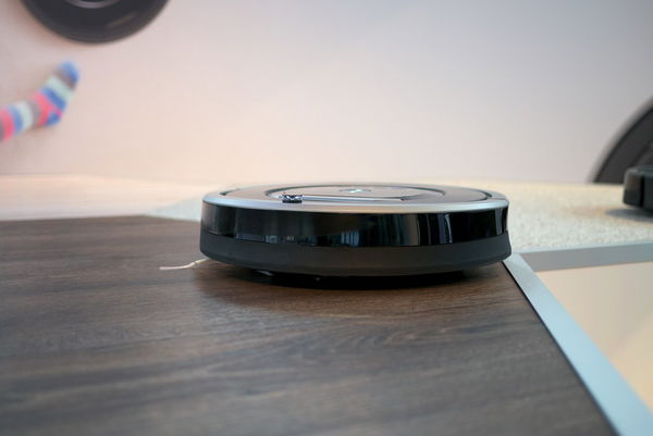 No, gli iRobot di Roomba normalmente non scattano fotografie (e se le scattano, te lo fanno sapere)