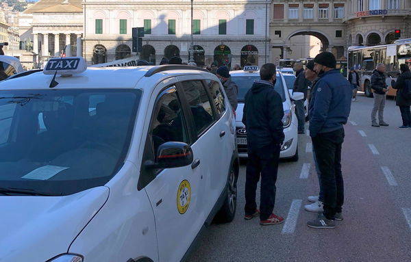 Tra cambi di scenario sul POS e le polemiche social, come se la stanno passando i tassisti?