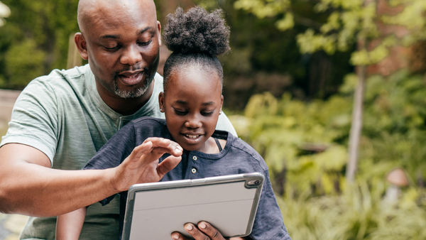 Il rapporto tra genitori, minori e social network: cosa fare per garantire la sicurezza?