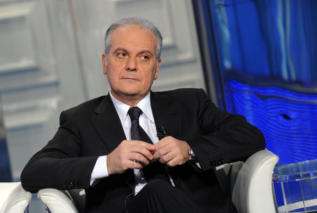 Mauro Mazza, ex direttore del TG2, si è reso conto che ha taggato un @messinadenaro sbagliato su Twitter? article-post