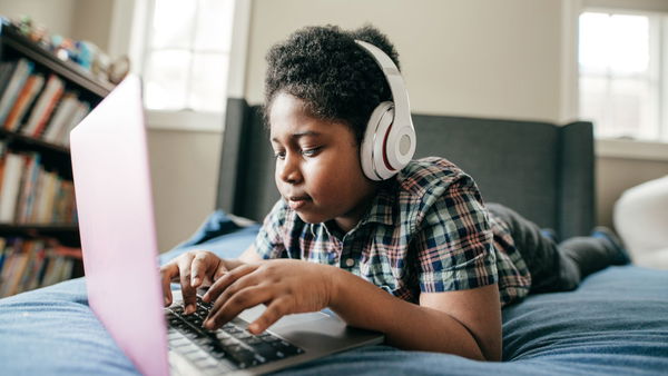 «Perché dare per scontata la presenza di baby consumatori?», Fondazione Carolina sul decreto influencer