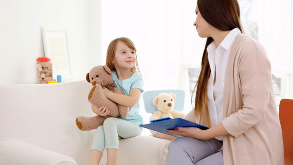 Psicologi sullo sharenting e lo smartphone che si frappone come terzo tra genitore e bambino