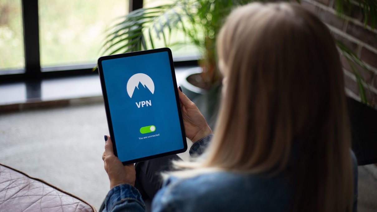 La corsa alle VPN per usare ChatGPT: ma vale la pena rischiare la sicurezza per utilizzare l’intelligenza artificiale? article-post