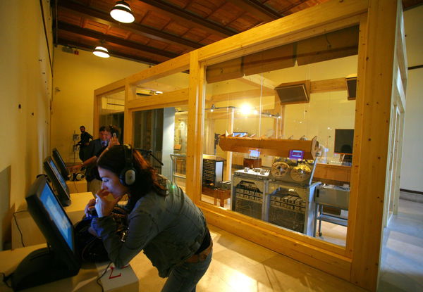 Dalla lotta alla pirateria a problema per il copyright, la strana involuzione dell’AI nell’industria musicale