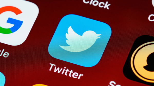 Twitter dice prima di garantire la libertà di parola, poi introduce l’etichetta di moderazione