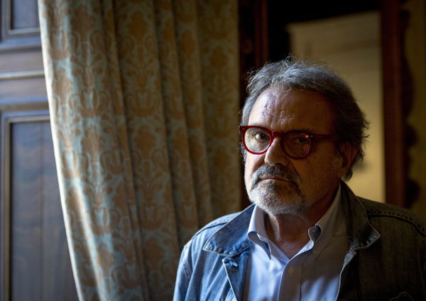 Il precedente: la foto di Oliviero Toscani usata da FdI contro le adozioni omogenitoriali