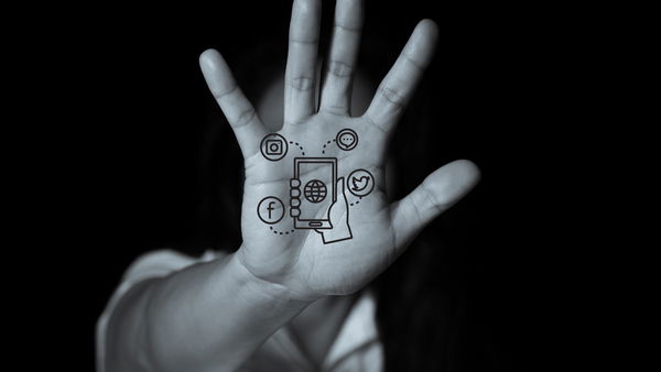 Dal caso sullo stupro di Palermo è imperativo imparare cosa non dobbiamo fare in rete