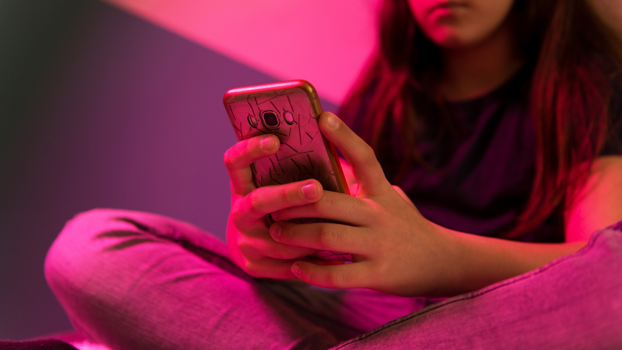 Gli abusi dell’AI: il caso delle 20 giovani vittime delle app deepnude article-post