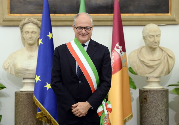 È proprio necessario per le istituzioni avere un canale Whatsapp? Il caso del Comune di Roma