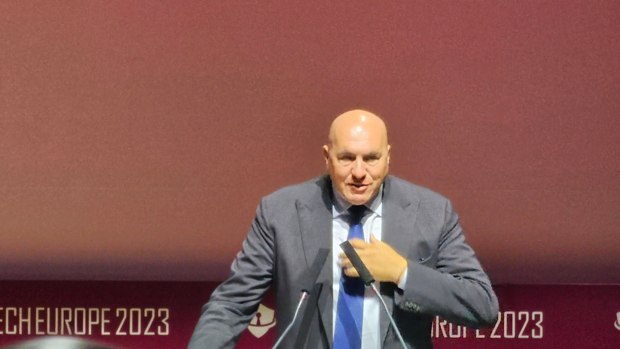 Crosetto: «Lo Stato non potrà mai “comprare” sul mercato un esperto di AI» article-post