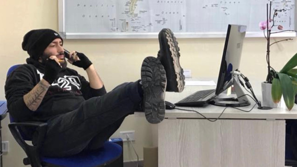 I politici presi di mira dalla satira 2.0 di Saolini e la differenza con le “vere” fake news