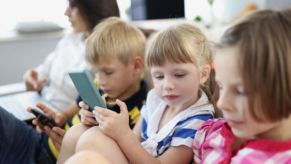Gli effetti negativi dell’utilizzo di device sui bambini