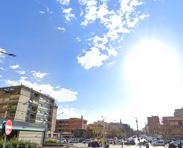 Cosa ci sta succedendo? Se i Carabinieri devono intervenire per bloccare le riprese di un suicidio